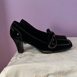 AEROSOLES Black Heeled Suede Loafers
